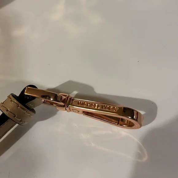 100% Authentic Michael Kors Rose Gold Color Handba - Picture 3 of 14